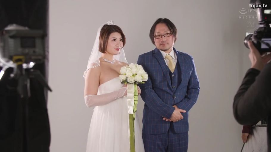 微笑 · 影棚 · 捧花 · 蓝色格纹西装 · 直播或拍摄机位 · 新娘上半身特写