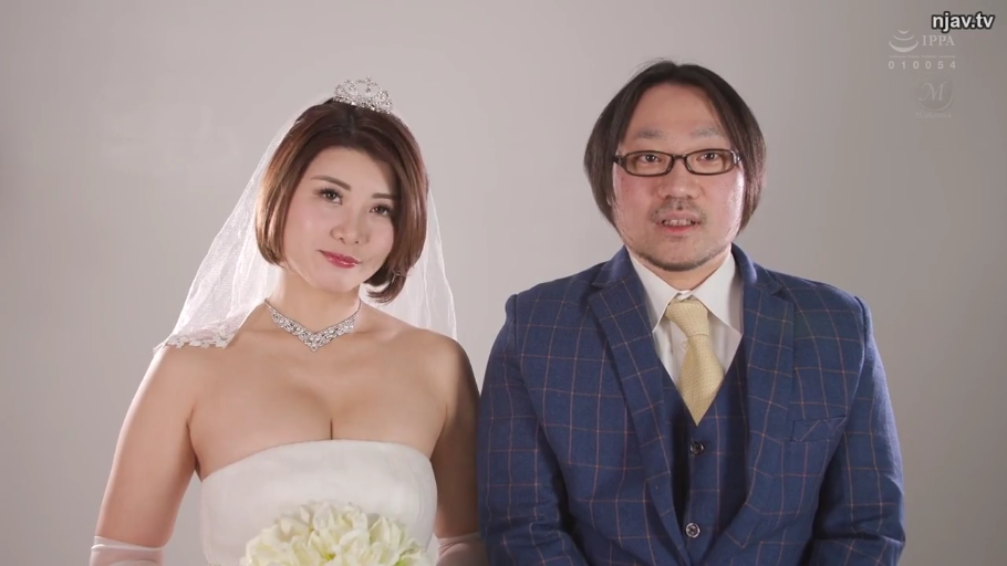 职业微笑 · 新娘上半身特写 · 摄影棚 · 皇冠 · 纯色背景 · 深蓝色格纹西装