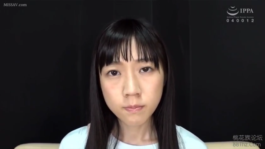 面无表情 · 顔のクローズアップ · 室内背景 · 无妆容 · 浅色圆领T恤
