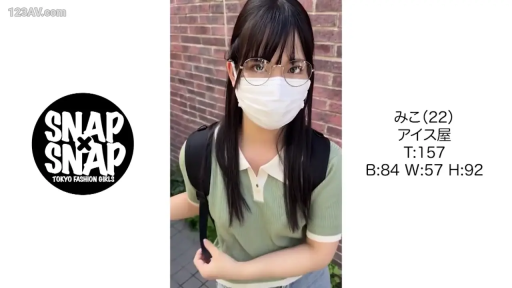 注视镜头 · 上半身近景 · 砖墙背景 · 白色医用口罩 · 浅绿色翻领短袖衫 · 画面右侧有文字信息标注