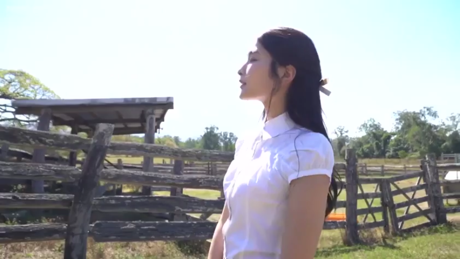 侧面 · 站立 · 平静 · 长发 · 眺望 · 白色短袖衬衫 · 木质围栏 · 户外农场