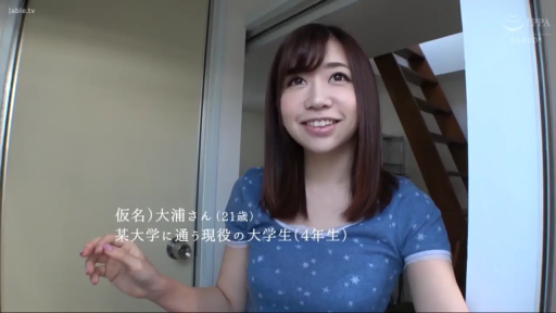 走廊入口 · 上半身特写 · 清纯 · 蓝色短袖上衣 · 日语字幕说明