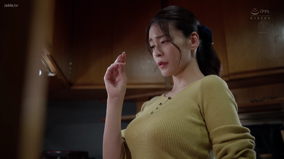 沉思 · 忧郁 · 站立 · 厨房 · 上半身 · 橱柜 · 熟女 · 黄色紧身针织衫