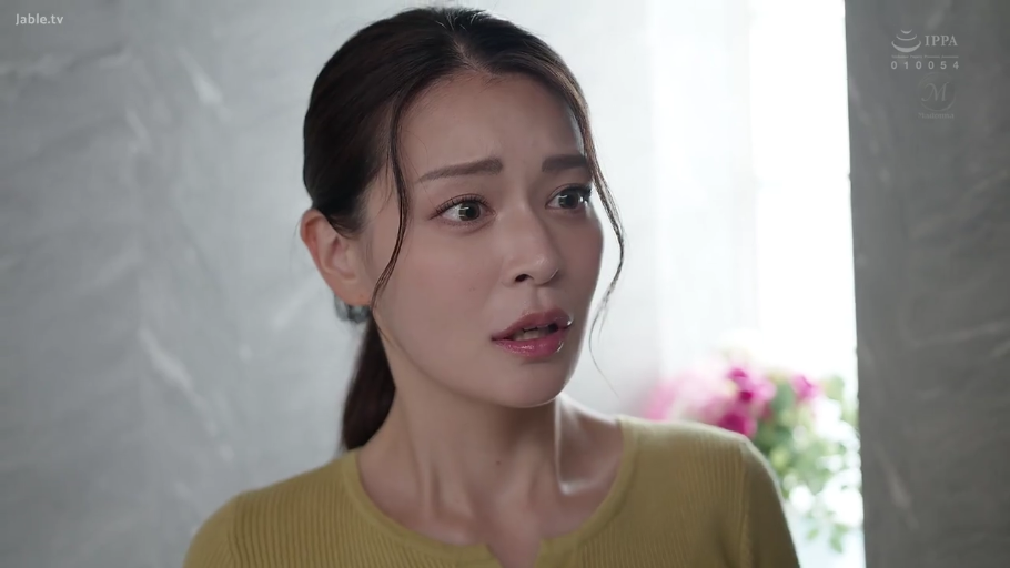 室内 · 脸部特写 · 站立 · 凝视 · 熟女 · 惊讶 · 黄色针织衫