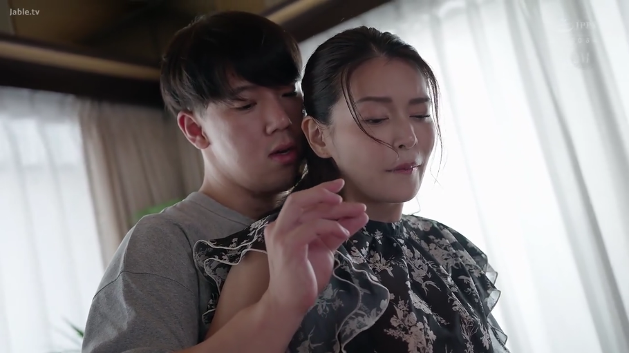 室内 · 上半身 · 花柄ワンピース