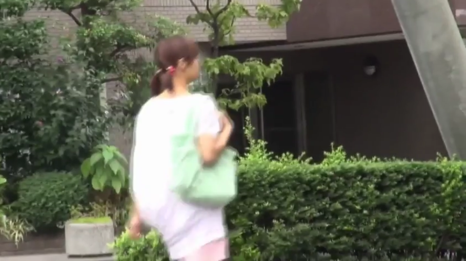 全身 · 手提包 · 行走 · 白色T恤 · 户外街道 · 走路 · 生活随拍