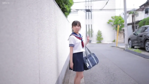 微笑 · 深蓝色百褶裙 · 户外街道 · 学生书包 · 人物全身中景