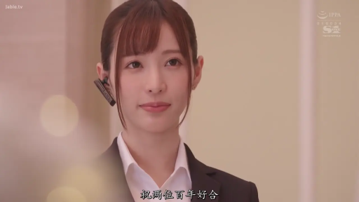 室内 · 脸部特写 · 站姿 · 微笑 · 职业装 · 凝视 · 职业女性 · 耳麦