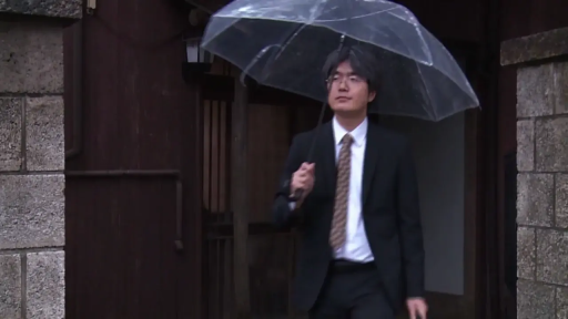 平静 · 棕色纹理领带 · 室外 · 透明雨伞 · 头部及上半身特写 · 雨天环境