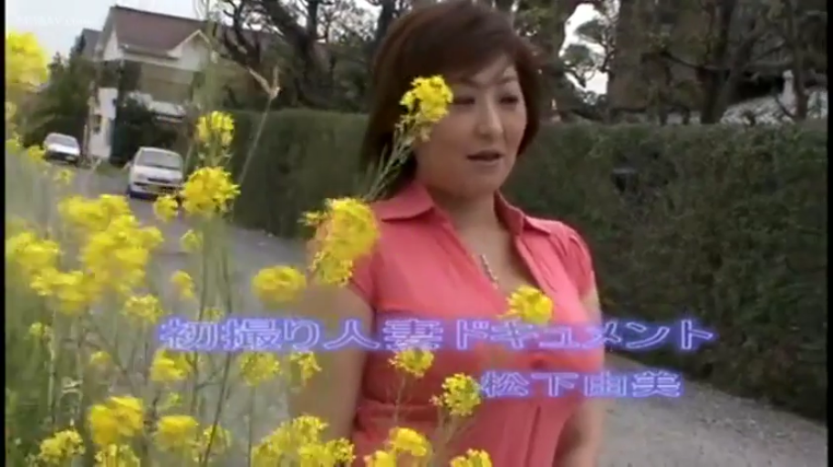 注视 · 花丛边 · 头部特写 · 粉色衬衫 · 花朵 · 画面有日语字幕