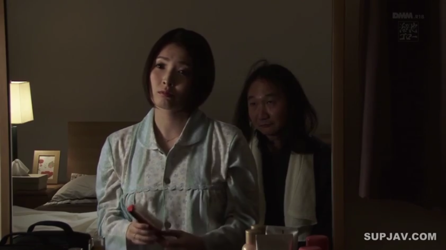 注视 · 卧室 · 睡衣 · 梳子 · 女性面部特写 · 室内光线暗淡