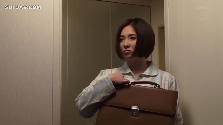 室内 · 站立 · 半身 · 短发 · 睡衣 · 公文包 · 不悦 · 手持公文包