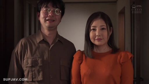 微笑 · 室内走廊 · 中景镜头 · 女性穿橘色针织上衣
