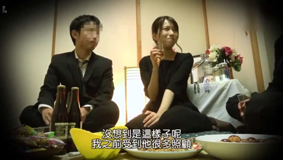酒杯 · 榻榻米 · 人物面部特写 · 交流 · 女士黑色连衣裙 · 字幕显示谈话内容