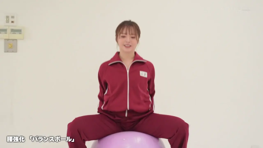 健身房 · 微笑 · 瑜伽球 · 无 · 红色运动服套装 · 人物正面半身