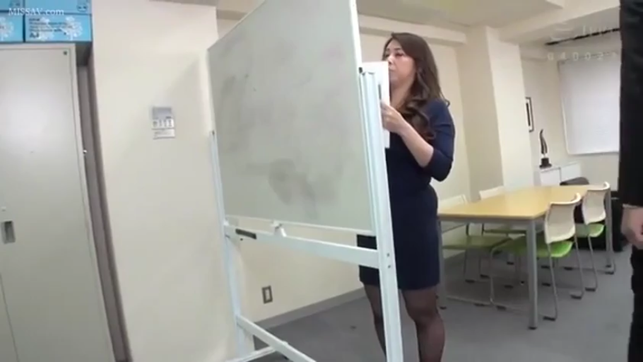 严肃 · 全身 · 办公室 · 站立 · 职业装 · 熟女 · 窥视 · 白板