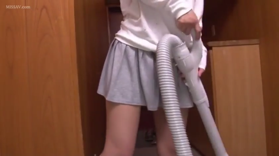 室内 · 站立 · 居家 · 灰色短裙 · 下半身 · 未露脸 · 吸尘器 · 使用吸尘器