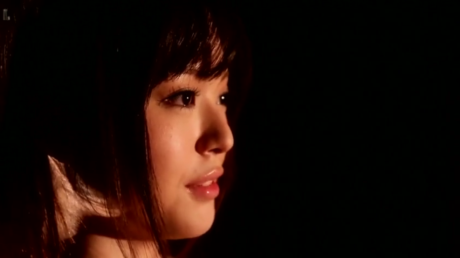 室内 · 略带迷茫 · 女性面部侧写