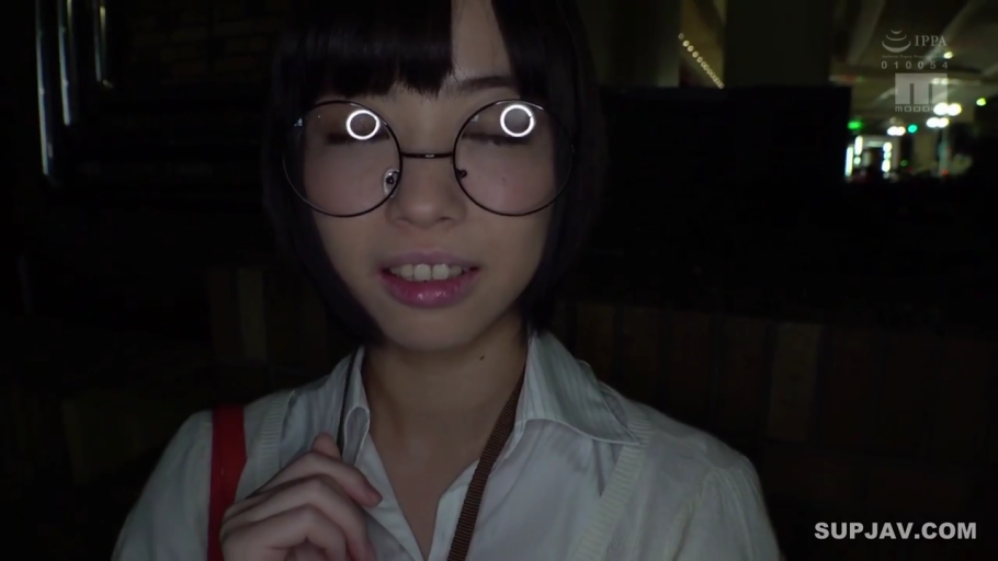 室内 · 微张嘴 · 白色衬衫 · 面部特写 · 圆形眼镜 · 镜片反射光