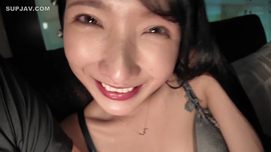 室内 · 对视 · 靠近镜头 · 脸部大特写 · 甜美微笑 · 灰色吊带蕾丝上衣