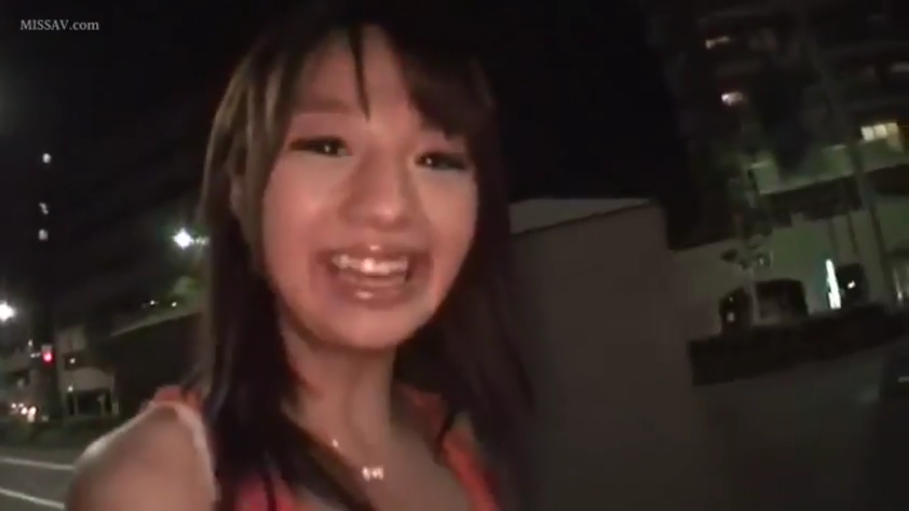 顔のクローズアップ · 室外 · 张嘴笑 · 吊带背心 · 夜间场景