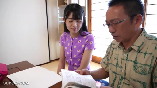 书本 · 平静 · 日式房间 · 两人面部特写 · 女性穿碎花短袖