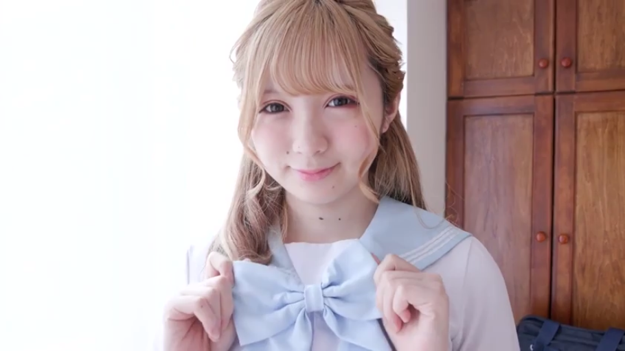 室内 · 微笑 · 面部特写 · 水手服 · 长发 · 蝴蝶结 · 正面 · 整理领结