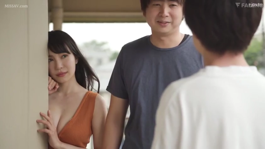 诱惑 · 橘黄色低胸无袖上衣 · 女人胸部特写 · 室外过道