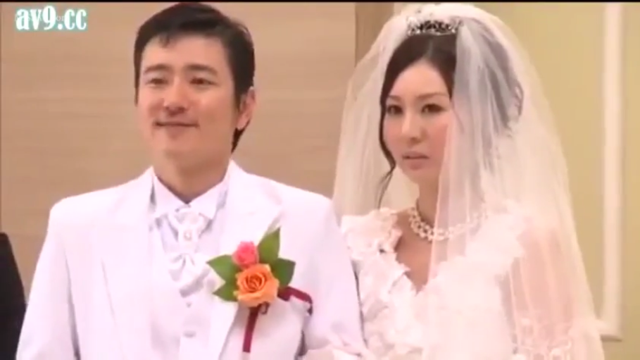 平静 · 白色婚纱 · 头部特写 · 婚礼现场 · 鲜花胸花 · 佩戴珠宝项链