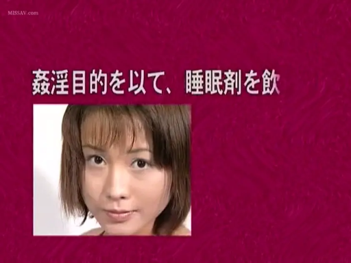 室内 · 脸部特写 · 平静 · 凝视 · 正面 · 黑色吊带