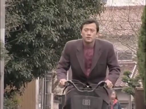 专注 · 户外街道 · 深色内搭 · 自行车 · 面部表情特写