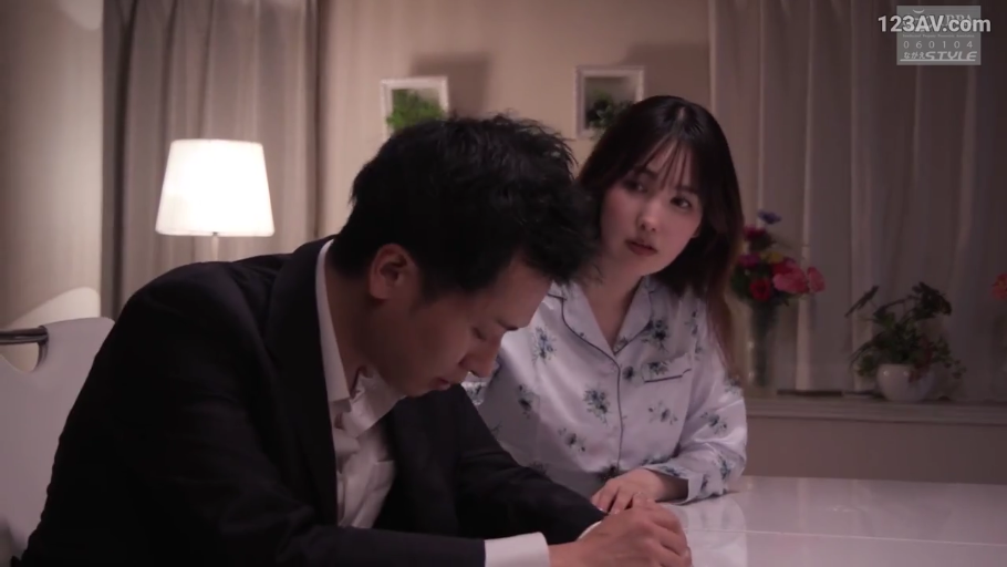 家具 · 室内卧室 · 浅色花纹睡衣 · 灯光温馨 · 人物侧面中景 · 女子关切