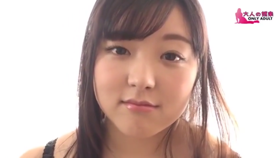 室内 · 平静 · 面部特写 · 凝视 · 长发 · 正对镜头 · 黑色蕾丝吊带