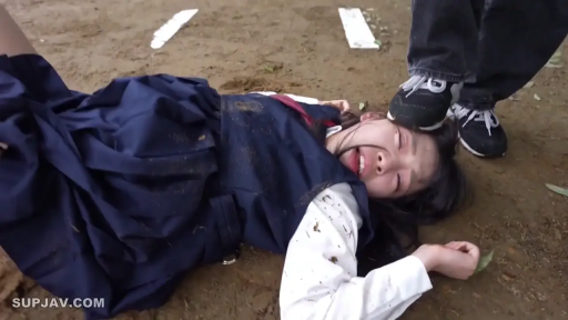 仰卧 · 面部特写 · 痛苦 · JK制服 · 户外 · 运动鞋 · 羞辱 · 踩脸