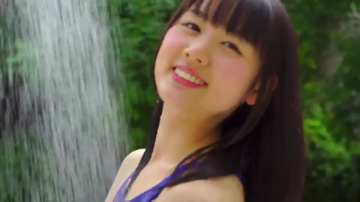 脸部特写 · 对视微笑 · 甜美 · 户外 · 蓝色连体泳衣 · 歪头