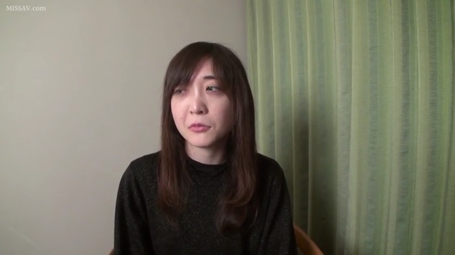 室内 · 坐姿 · 忧郁 · 面部特写 · 谈话 · 窗帘 · 黑色毛衣 · 亚洲女性