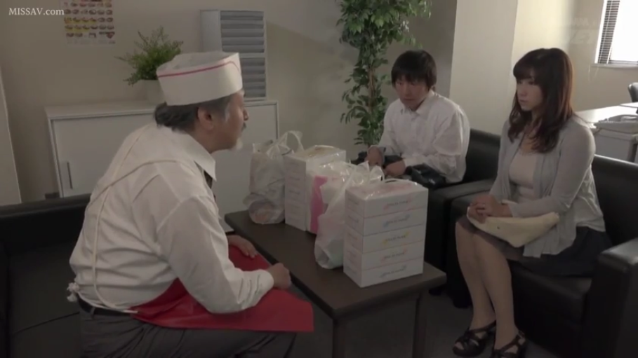 坐姿 · 交谈 · 严肃 · 办公室 · 全景 · 剧情 · 纸巾盒 · 厨师服