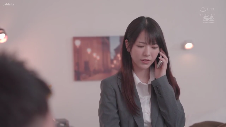 Bedroom · 平静 · 上半身特写 · 灰色职业西装外套 · 手机 · 画框背景