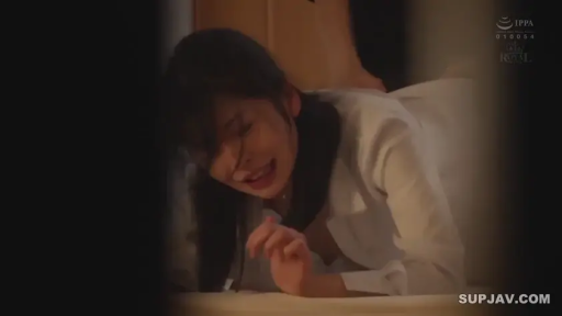 室内 · 白衬衫 · 性爱 · 床 · 面部特写 · 跪趴 · 偷窥视角 · 痛苦表情