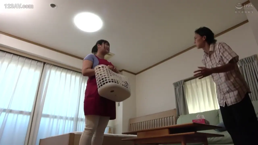 短袖上衣 · 交谈 · リビング · 洗衣篮
