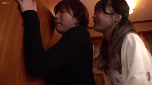 室内 · 渇望 · 薄暗な照明 · 白色印花衬衫 · 后方贴靠 · 女子侧脸特写