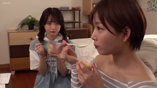 室内 · 坐姿 · 自然 · 面部特写 · 居家 · 条纹衫 · 进食 · 勺子