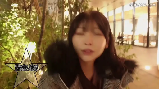 站立 · 面部特写 · 户外 · 毛领外套