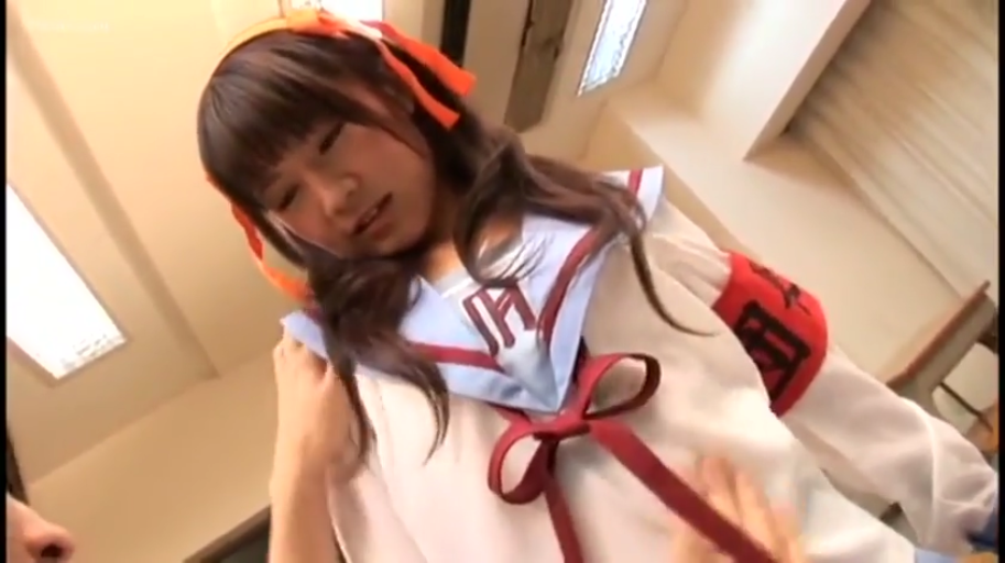 水手服 · 教室内 · 略显羞涩 · 光线明亮 · 头部及上半身特写 · 红色袖标