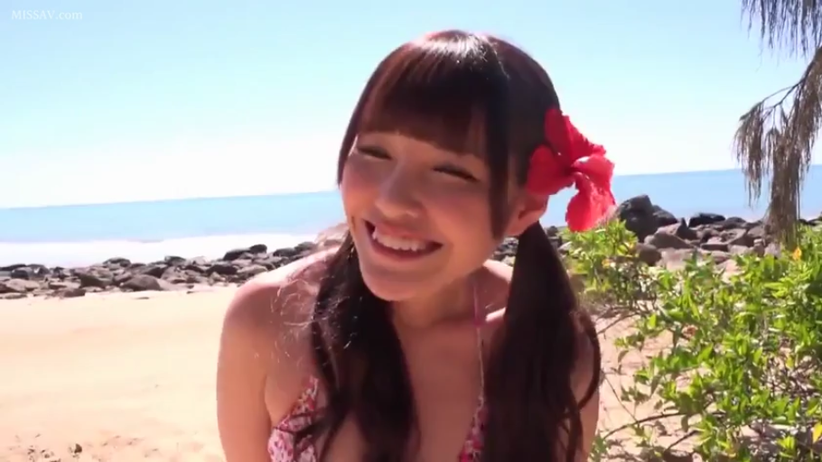 中景特写 · 海滩 · 碎花比基尼 · 探身