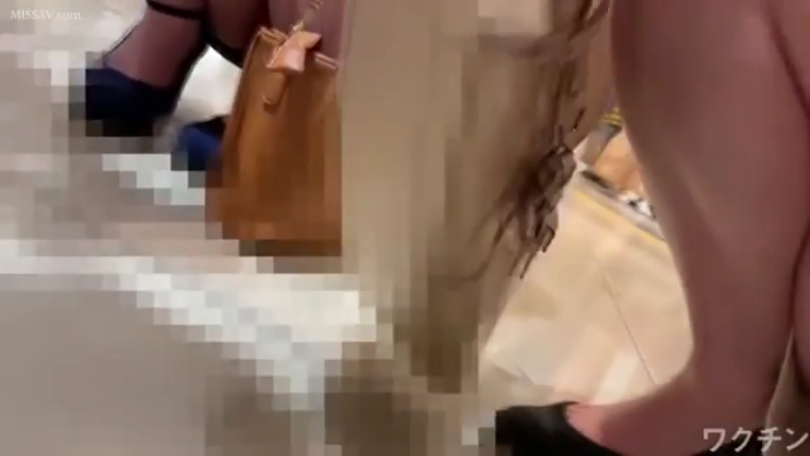 室内 · 坐姿 · 高跟鞋 · 腿部 · 手提包 · 偷拍