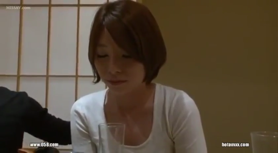 室内 · 坐姿 · 中景 · 害羞 · 短发 · 白色T恤 · 坐着 · 玻璃杯