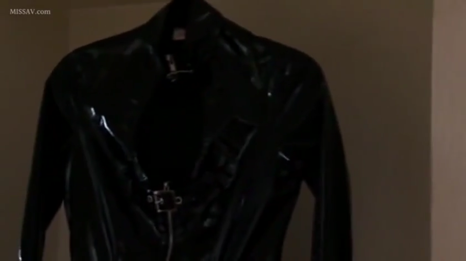 室内 · 衣架 · 漆皮紧身衣 · 反光面料 · 衣服细节特写