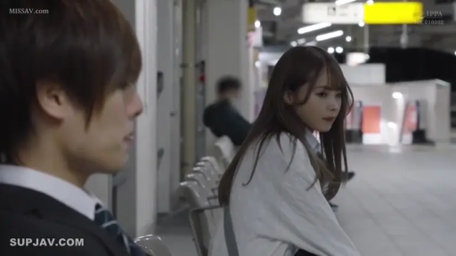 坐姿 · 中景 · 平静 · 剧情 · 对视 · 椅子 · JK制服 · 车站