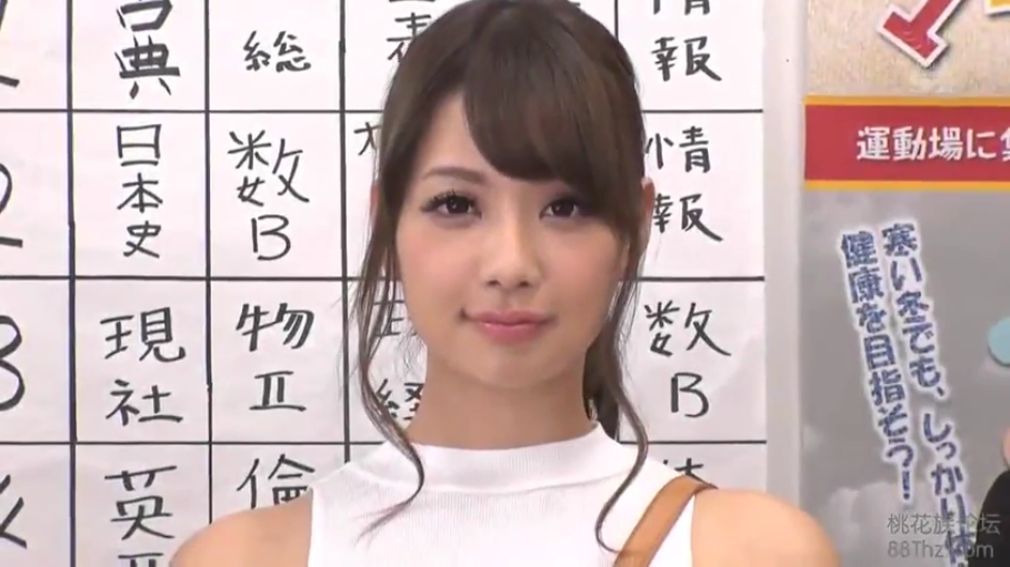 微笑 · 面部特写 · 白色无袖上衣 · 教室内